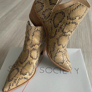 Sole Society Women's Laurelah Cutout Ankle Bootie,